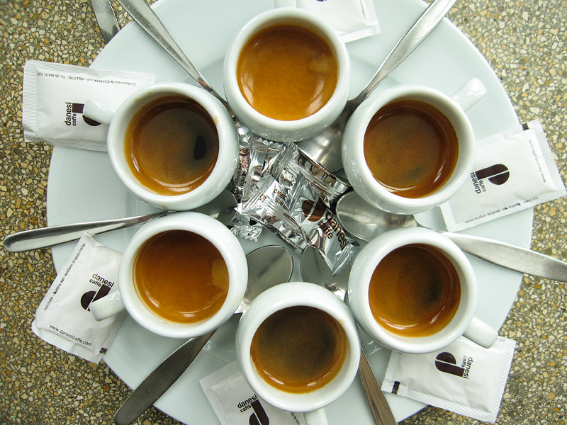 Чай кофе много. Много кофе. Много кружек кофе. Шесть чашек кофе. Много чашек кофе.